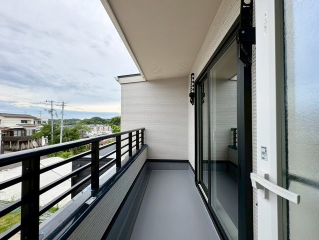 「高台」高知市瀬戸東町　新築戸建のバルコニー|洗濯物を干すのに便利な金物付きの広々バルコニー。インナー風の軒があり、急な雨でも安心な設計です。