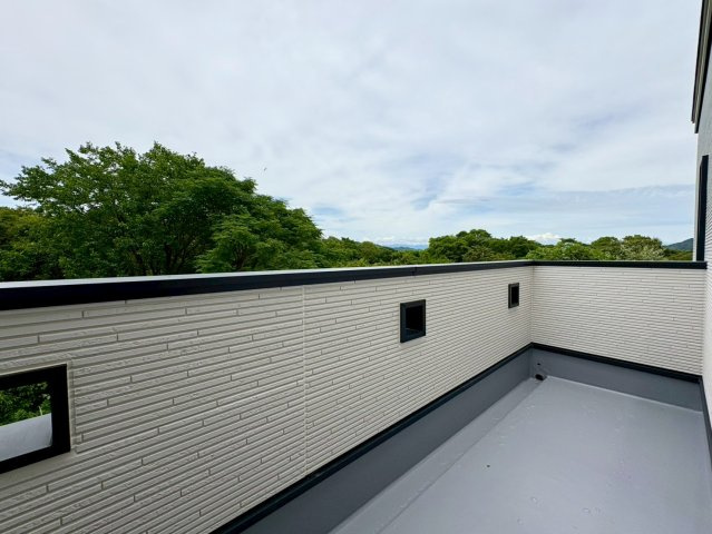 「吹き抜けのあるオシャレな美邸」高知市瀬戸東町　新築戸建のバルコニー|青空と豊かな緑を望む、開放感あふれる広々バルコニー。スリット窓が外観のアクセントにもなっています。