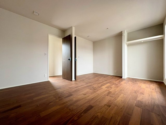 「高台」高知市瀬戸東町　新築戸建の洋室|将来的に2部屋に区切れる間仕切り対応のデザイン！家族の成長やライフスタイルに合わせて柔軟に使えます。