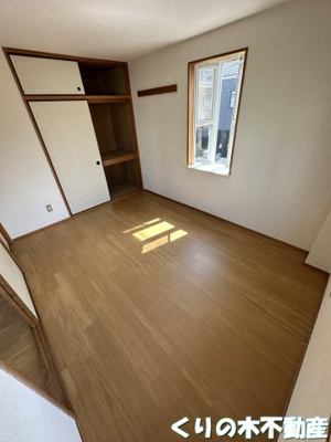 【洋室】 | グリーンアビタシオン | 反転タイプのお部屋です（現況を優先します）※中部屋のため側面窓はありません