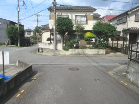 北本市東間７丁目　中古の前面道路含む現地写真