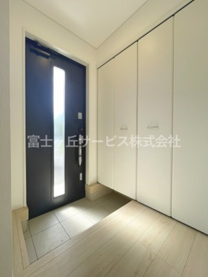 【玄関】 | 島田市稲荷1丁目 6期 新築一戸建て | シンプルで使いやすい玄関です