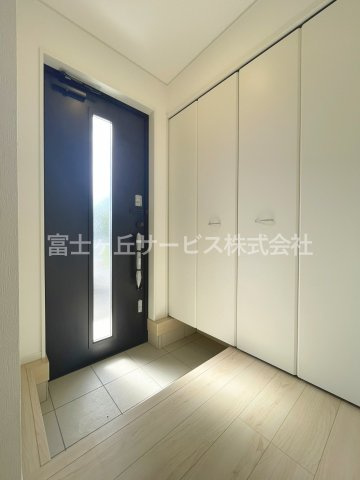 【玄関】 | 島田市稲荷1丁目 6期 新築一戸建て | シンプルで使いやすい玄関です