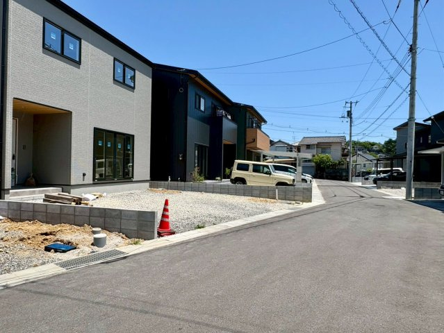「南向きで日当たり良し」高知市福井町E号地　新築一戸建の前面道路含む現地写真|5/10撮影