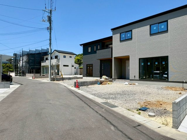 「南向きで日当たり良し」高知市福井町E号地　新築一戸建の前面道路含む現地写真|5/10撮影