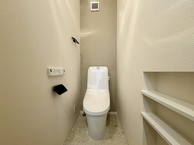 「南向きで日当たり良し」高知市福井町E号地　新築一戸建のトイレ|清潔感のある温水洗浄便座付きトイレを採用