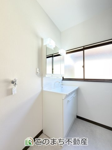 KEM宇都宮市さつき２期 中古戸建の洗面所|シャンプードレッサーで朝の身支度♪伸びるホースでお掃除も簡単清潔です！