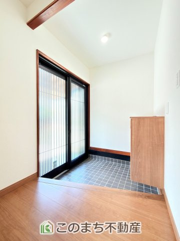 KEM宇都宮市さつき２期 中古戸建の玄関|広々とした玄関スペース♪たくさんの靴を収納できる下駄箱もございます。