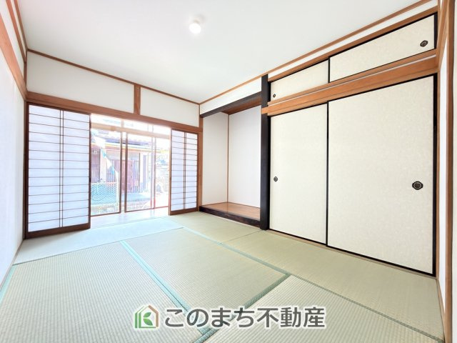 KEM宇都宮市さつき２期 中古戸建の和室|お子様のお昼寝にも便利な和室です。大きな窓から暖かな日差しが差し込みます♪