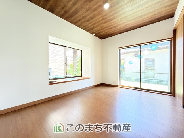 KEM宇都宮市さつき２期 中古戸建の内装|大きい窓がついている洋室が用意されています。