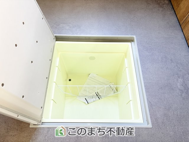KEM宇都宮市さつき２期 中古戸建のキッチン|床下収納は意外と容量があり、日常のストックにも大活躍です♪
