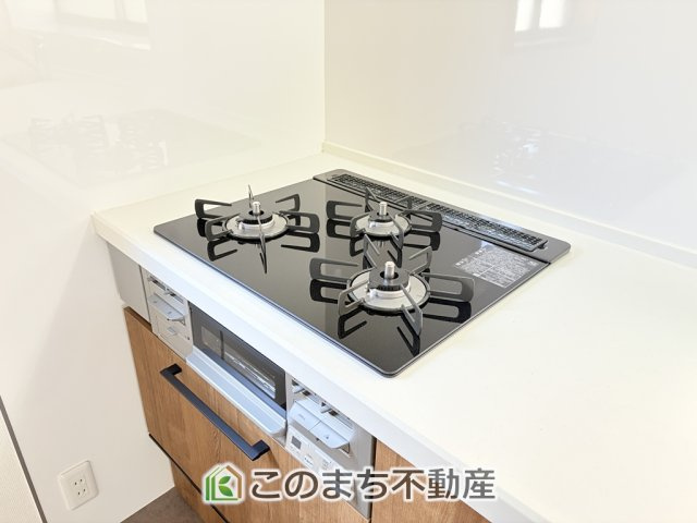 KEM宇都宮市さつき２期 中古戸建のキッチン|三ツ口コンロ採用で、同時調理もスムーズ◎！お料理を並べられるカウンター付きで、配膳・片付けをサポート！リビングで過ごすご家族とコミュニケーションを楽しみながら作業可能です♪