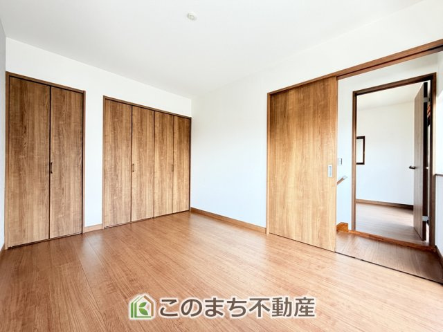 KEM宇都宮市さつき２期 中古戸建の洋室|陽光がふんだんに降り注ぐお部屋です。陽だまりの空間で、プライベートなお家時間も快適にお過ごしいただけます♪