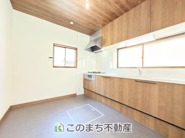 KEM宇都宮市さつき２期 中古戸建のキッチン|デザイン性と機能性を兼ね備えたキッチンです。リビングスペースとの一体感が生まれ、広々空間を演出してくれます。