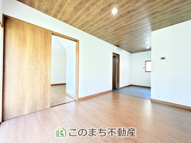 KEM宇都宮市さつき２期 中古戸建の居間・リビング|ナチュラルな色調で、窓を多く配置し光を取り込む明るいリビングは家族だんらんの空間です♪
お休みの日は一日中家でリラックス出来る安らぎの空間になります♪