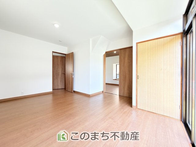 KEM宇都宮市さつき２期 中古戸建の居間・リビング|インテリアショップで見掛けた「あの家具」も置ける、ゆったりとした空間。時に広さが上質な寛ぎの時間になる事も。流行に左右されず、将来にわたって価値が継続する「上質」な佇まい。