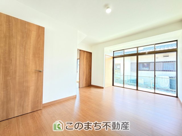 KEM宇都宮市さつき２期 中古戸建の居間・リビング|開放感のある広々としたリビング☆家族みんなでゆったりくつろげます♪
南側から暖かな日差しが差し込みます♪キッチンからリビングの様子がよく見渡せます☆