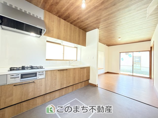 KEM宇都宮市さつき２期 中古戸建のキッチン|リフォームされたきれいなキッチンスペース☆料理をしながらご家族とコミュニケーションが取れます♪