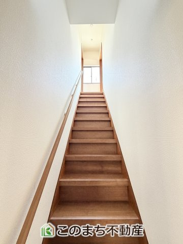 KEM宇都宮市さつき２期 中古戸建の内装|手すり付き階段用意しています。安全に上り下りできます。