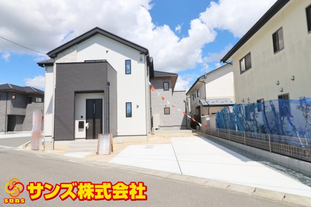郡山市東原２丁目　　　  １号棟　　　富田東小学校、富田中学区　の外観|西側から見た駐車場を含む外観♪
