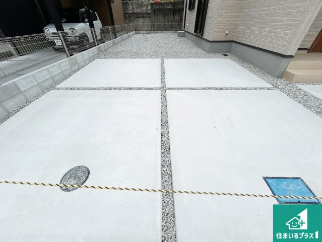 ●北葛城郡広陵町三吉赤部　第9期　新築一戸建ての駐車場|並列２台駐車可能！ゆとりの駐車スペースで車庫入れもスムーズ！