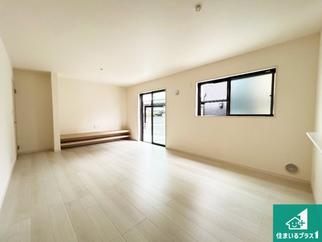 ●北葛城郡広陵町三吉赤部　第9期　新築一戸建ての居間・リビング|日当たり良好の明るいリビングで朝の目覚めもスッキリできそう！対面キッチンでご家族のコミュニケーションも自然と増える設計！小さなお子様が遊ぶスペースを作っても広々とくつろげるLDK！