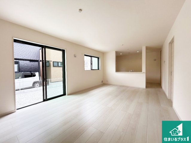 ●北葛城郡広陵町三吉赤部　第9期　新築一戸建ての居間・リビング|シンプルなリビングは、観葉植物等のインテリアを楽しめますね！パパ好みにも、ママ好みにも家具次第で雰囲気を変えることができます！