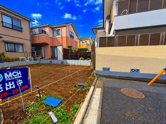 西東京市南町2丁目 西武新宿線 西武柳沢駅 建築条件付き売地の前面道路含む現地写真|敷地境界線やブロック塀がしっかりと整備された更地。道路との接面もわかりやすい空間です。
