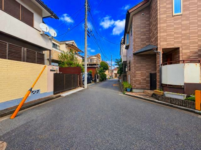 西東京市南町2丁目 西武新宿線 西武柳沢駅 建築条件付き売地の前面道路含む現地写真|舗装された前面道路。通行がスムーズで、落ち着いた街並みの中でお過ごしいただけます。