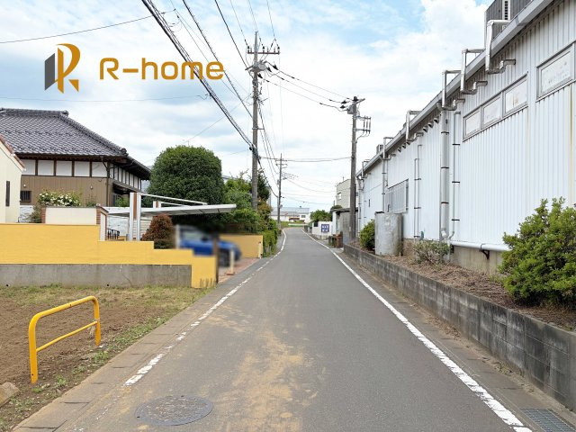 守谷市本町第12　新築戸建て　1号棟の前面道路含む現地写真|『今から見たい！』大歓迎です♪
お気軽にＲ－ｈomeまでお問い合わせください。