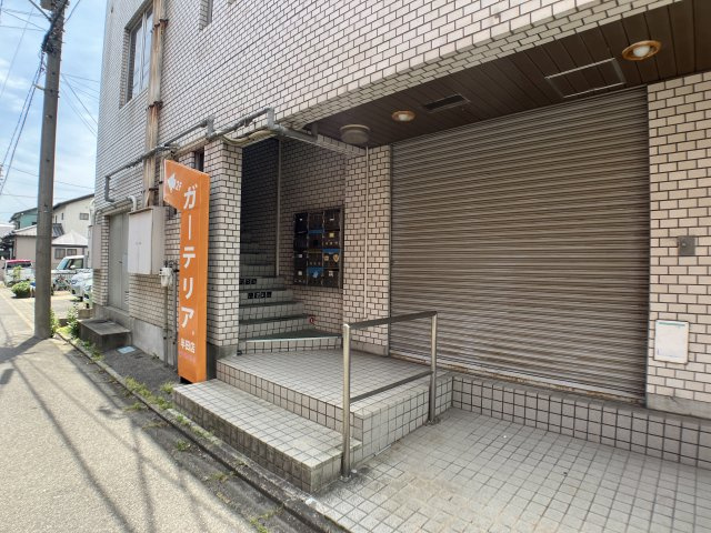 ショーエイビルのエントランス