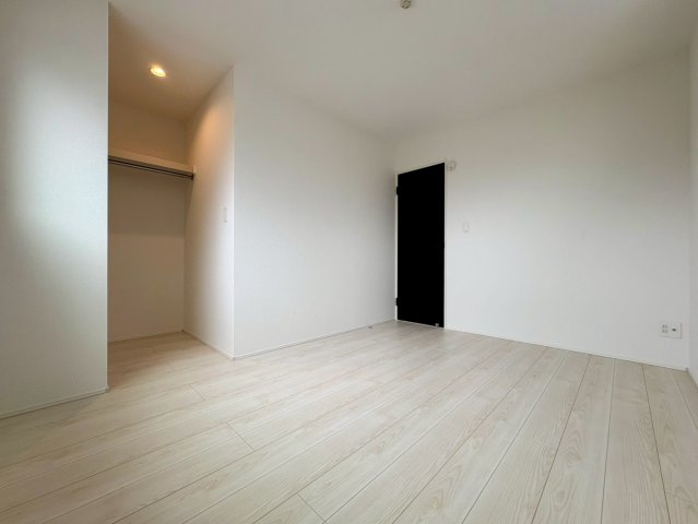 「３帖の畳コーナー付」高知市東城山町3号棟　新築一戸建ての洋室|大型クローゼット完備。スタイリッシュな縦すべり窓から光が差し込みます。