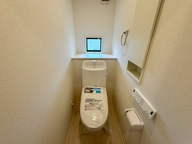 「３帖の畳コーナー付」高知市東城山町3号棟　新築一戸建てのトイレ|【2階トイレ】各階にトイレがあると忙しい朝も安心。埋込式の収納棚付きですっきりとした空間に。