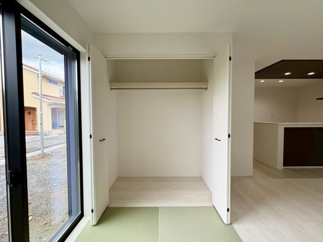 「３帖の畳コーナー付」高知市東城山町3号棟　新築一戸建ての玄関|大容量の収納で玄関もすっきり。お出かけ前の身だしなみチェックに便利です。