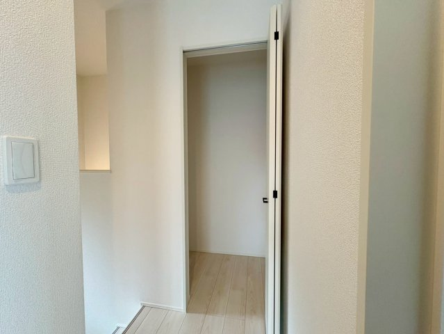 「３帖の畳コーナー付」高知市東城山町3号棟　新築一戸建ての収納|ベビーカーやアウトドア用品もすっきり置ける、便利なシューズインクロークです。