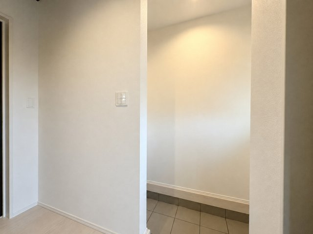 「３帖の畳コーナー付」高知市東城山町3号棟　新築一戸建ての収納|クローゼットや土間収納など、家全体がすっきりと片付く設計が魅力です。