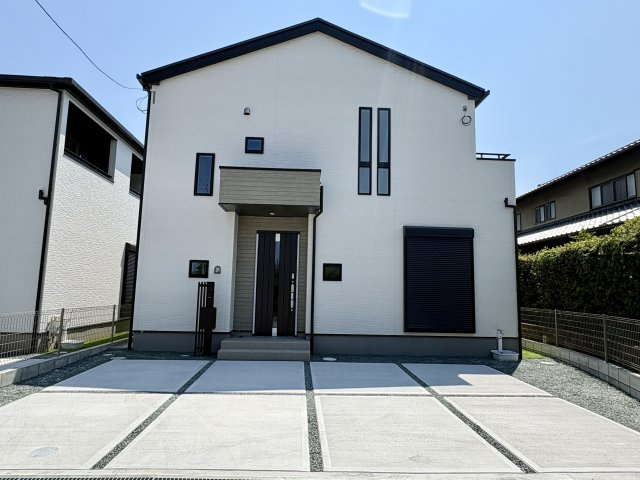 「３帖の畳コーナー付」高知市東城山町3号棟　新築一戸建ての外観|7/17撮影。白を基調とした、清潔感あふれるスタイリッシュな外観☆