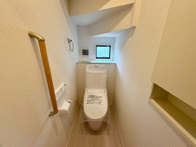 「３帖の畳コーナー付」高知市東城山町3号棟　新築一戸建ての居間・リビング|対面キッチンからリビング全体が見渡せる、開放的で家族が自然と集まる空間。