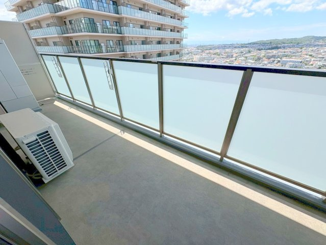 宝塚市梅野町の賃貸マンションのバルコニー|暖かな日差しのふりそそぐバルコニー