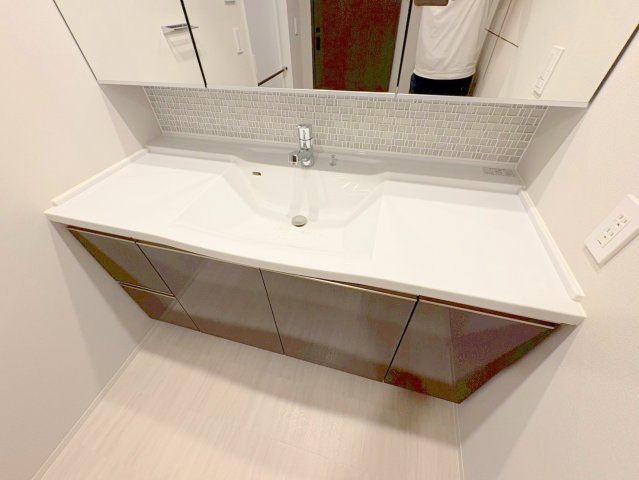 宝塚市梅野町の賃貸マンションの洗面所|明るい洗面所です