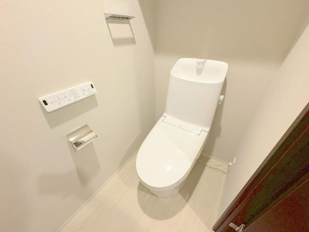 宝塚市梅野町の賃貸マンションのトイレ|ゆったりとした空間のトイレです