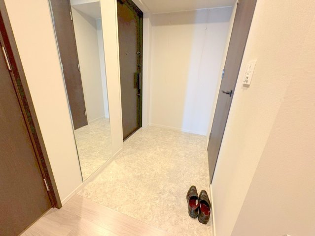 宝塚市梅野町の賃貸マンションの玄関|収納もある玄関です