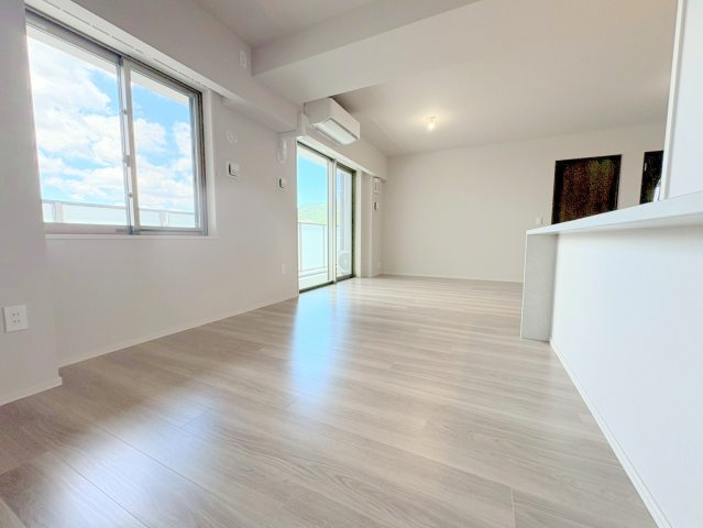 宝塚市梅野町の賃貸マンションの居間・リビング|使いやすいリビングです
