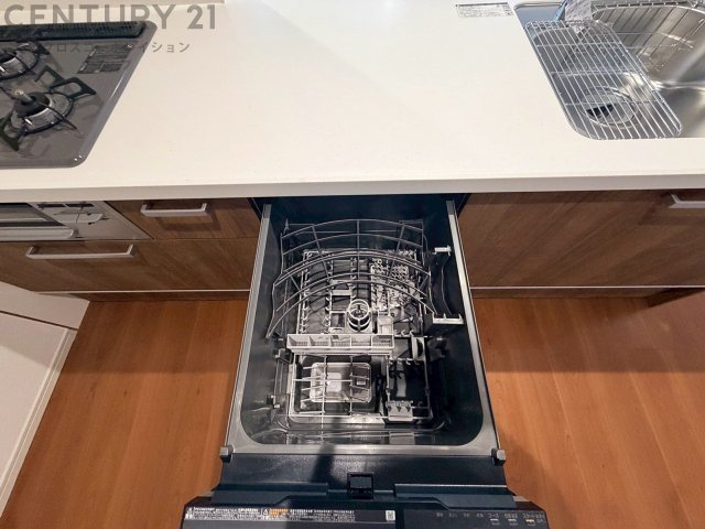 食器洗浄乾燥機は手洗いに比べて時間や労力を節約できます。また、高温のお湯で洗浄されるため、雑菌や細菌を殺菌する効果もあります。さらに、乾燥機能があるため、手で拭く手間も省け衛生的に保管できます。