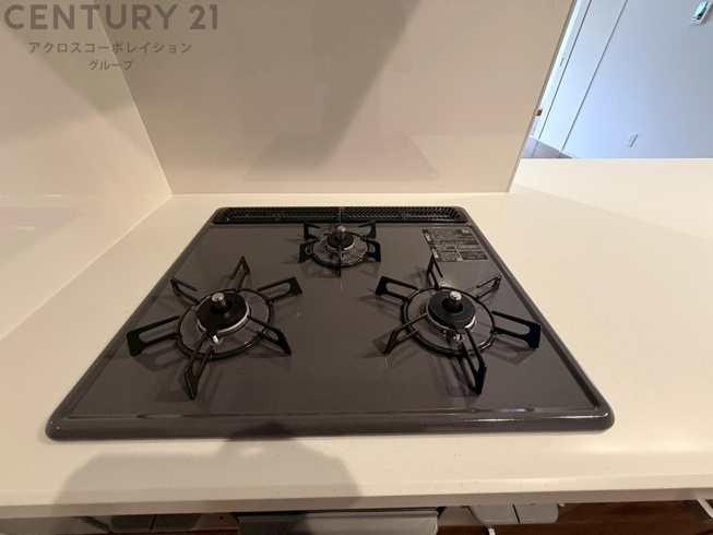 多数の調理器具を同時に使用でき、料理の効率化が可能。省エネで節約になり、様々な料理スタイルに適応できます。また、火力調整が独立しており、手入れや掃除もしやすく、今よりもっとお料理が楽しくなるかも。