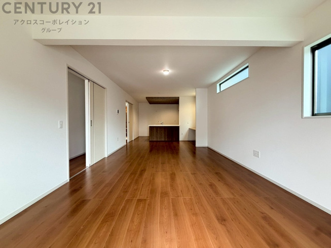 LDKは22.0帖とゆったり過ごせます。対面式のシステムキッチンで家事も捗ります。各部屋に収納ございます。大容量収納可能なウォークインクローゼット付きです。