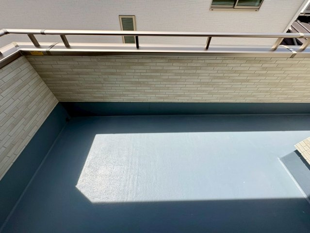 「全居室南向き」高知市介良乙10期3棟2号棟のバルコニー|日当たり良好で心地よい風が通り抜けるバルコニー。洗濯物を干すだけでなく、気分転換の場所にも最適。