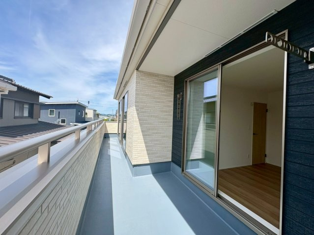 「全居室南向き」高知市介良乙10期3棟2号棟のバルコニー|青空が広がる、開放的なインナーバルコニー。軒が出ているため、急な雨でも慌てず洗濯物が干せて安心です。