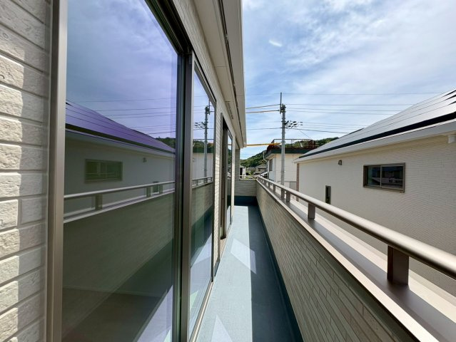 「全居室南向き」高知市介良乙10期3棟2号棟のバルコニー|２部屋から出入りできる続きバルコニー。お布団などの大きな洗濯物も、一度にたくさん干せて便利です。