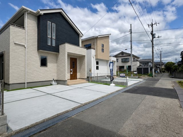 「全居室南向き」高知市介良乙10期3棟2号棟の前面道路含む現地写真|5/22撮影